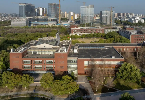 华东理工学费涨幅达54%引争议：低收入家庭“不敢考出省”