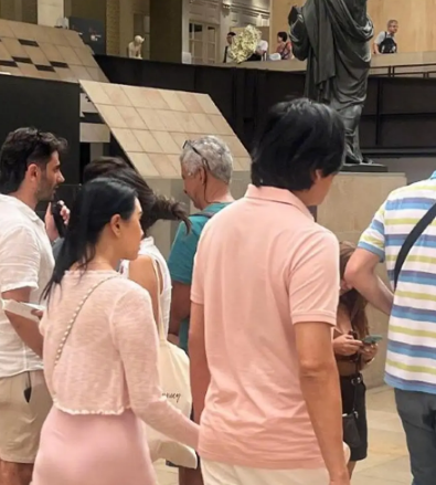 秦昊伊能静巴黎撒糖：粉色情侣装背后的“不老爱情”