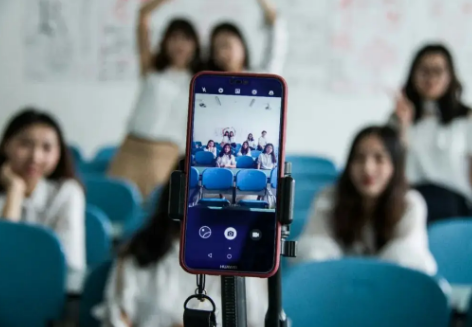 毕业照：大学生青春记忆的“留声机”，如今为何渐行渐远？